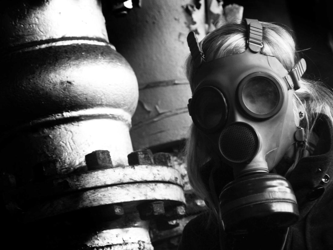 black-and-white-picture-women-with-gas-mask