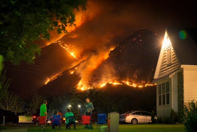 people-looking-at-the-wildfire