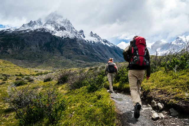 hiking-people-with-backpack-mountain-view